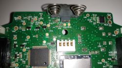 Schemat pady XBOX 360, zwarte kondensatory C62 i C451, tranzystor przełączający zasilanie