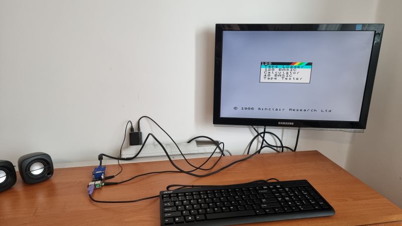Monitor mit angeschlossenem ZX Spectrum Emulator und PS/2-Tastatur auf einem Schreibtisch.