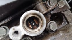 Widok impulsatora wałka przez otwór czujnika położenia koła zębatego.