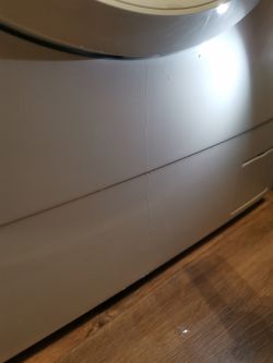 Pralka Electrolux PerfectCare 600 z widocznym wyciekiem wody od dołu.