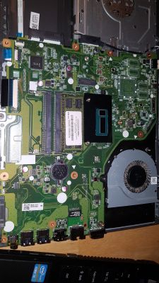 Acer Aspire E5-573 DA0ZRTMB6D0 REV-D: Brak reakcji wyświetlacza i zimny CPU po uruchomieniu
