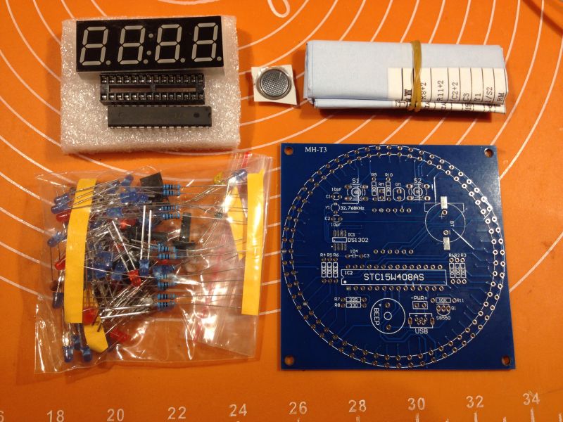 Świecąca karuzela albo inaczej zegarek z sekundnikiem innym niż zwykle. Studio Clock.