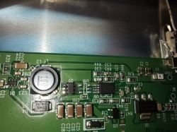 Zbliżenie na płytkę PCB z elementem oznaczonym jako U10 w obudowie SOT-23-5.