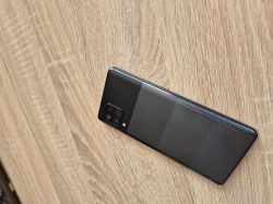 Tył czarnego telefonu Samsung Galaxy A42 5G z widoczną wyspą aparatów