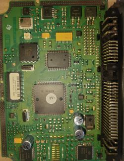 Płyta drukowana z układami scalonymi i elementami elektronicznymi.
