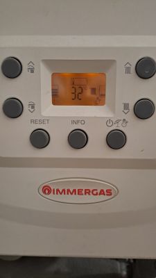 Panel sterowania pieca Immergas Victrix Tera 24 z wyświetlaczem temperatury 32 stopni Celsjusza.