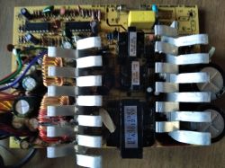 Płytka zasilacza MODECOM FEEL 500 z elementami elektronicznymi i radiatorami