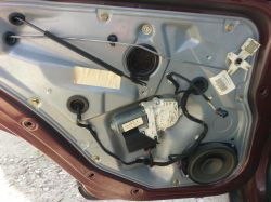Wnętrze drzwi auta bez tapicerki z mechanizmem szyby, wiązką przewodów i głośnikiem