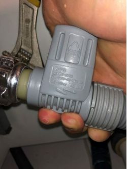 Samsung DW50R4040BB - wymiana węża dopływowego z elektrozaworem