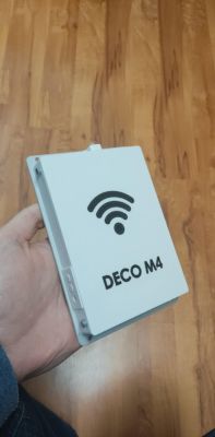 Router TP-Link Deco M4 w zamienionej, białej, drukowanej obudowie 3D trzymany w ręce