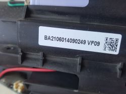 Etykieta z kodem BA2106014090249 VF09 i kodem QR na czarnej obudowie urządzenia