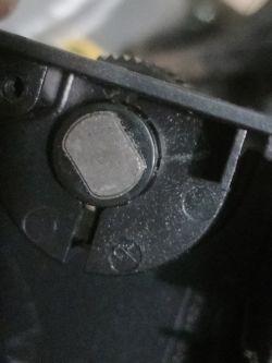 Zbliżenie na element mechaniczny z metalowym kołem zębatym.
