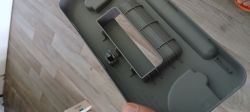 Wnętrze plastikowej obudowy wymiennika ciepła do suszarki Samsung z widocznymi wgłębieniami i miejscem na magnes.