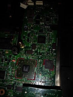 Zdjęcie płyty głównej laptopa HP Compaq 6735b, ukazujące różne komponenty elektroniczne.