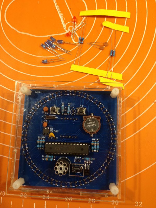 Świecąca karuzela albo inaczej zegarek z sekundnikiem innym niż zwykle. Studio Clock.