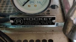 Zbliżenie na manometr i tabliczkę znamionową ekspresu Rocket Mozzafiato Type V