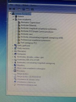 Zrzut ekranu z Menedżera urządzeń Windows z wieloma nieznanymi urządzeniami