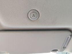 Wnętrze samochodu Hyundai IX35 z zamontowanym w podsufitce mikrofonem.