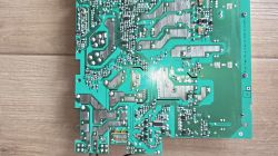 Płytka PCB z widocznymi ścieżkami, lutowaniami i oznaczeniami komponentów.