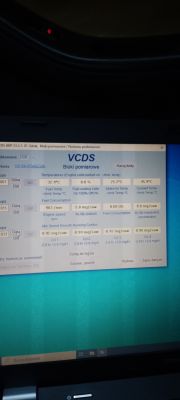 Ekran komputera z oprogramowaniem diagnostycznym VCDS pokazującym parametry pracy silnika.