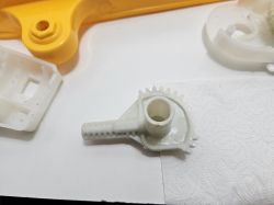 Uszkodzony plastikowy tryb z zabawki.