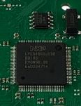 Zbliżenie na układ scalony NXP LPC na zielonej płytce PCB.