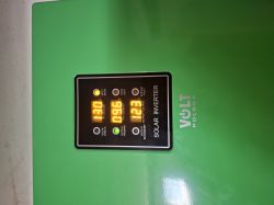 Panel sterowania zielonego falownika solarnego Volt Polska z wyświetlaczem cyfrowym pokazującym napięcie, prąd i inne parametry.