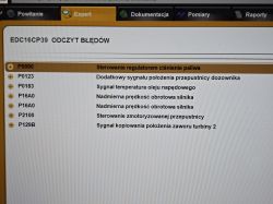 Ekran komputera diagnostycznego z odczytem błędów silnika.