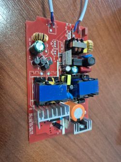 Moduł zasilacza LED na czerwonej płytce PCB z elementami elektronicznymi
