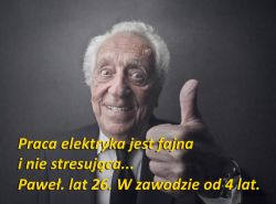 Starszy mężczyzna z białymi włosami pokazujący gest kciuk do góry, z żółtym tekstem humorystycznym o zawodzie elektryka.