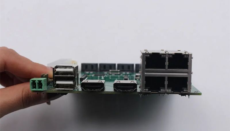 Płytka bazowa dla Raspberry Pi CM4 z wyjściami SATA, GbE, i portem RS-485