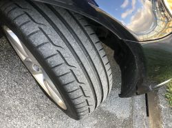 Dyskusja o strukturze bieżnika: Czy opona na załączonych zdjęciach jest wyżąbkowana?