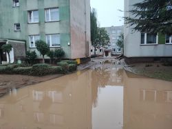 Podtopione podwórko między blokami mieszkalnymi