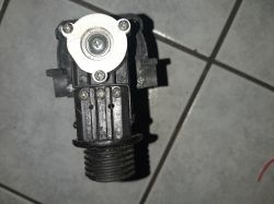 Jakie napięcie dla silnika bez oznaczeń? [Zdjęcia w środku]