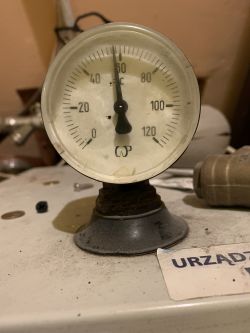 Termometr przemysłowy wskazujący temperaturę około 60 stopni Celsjusza.