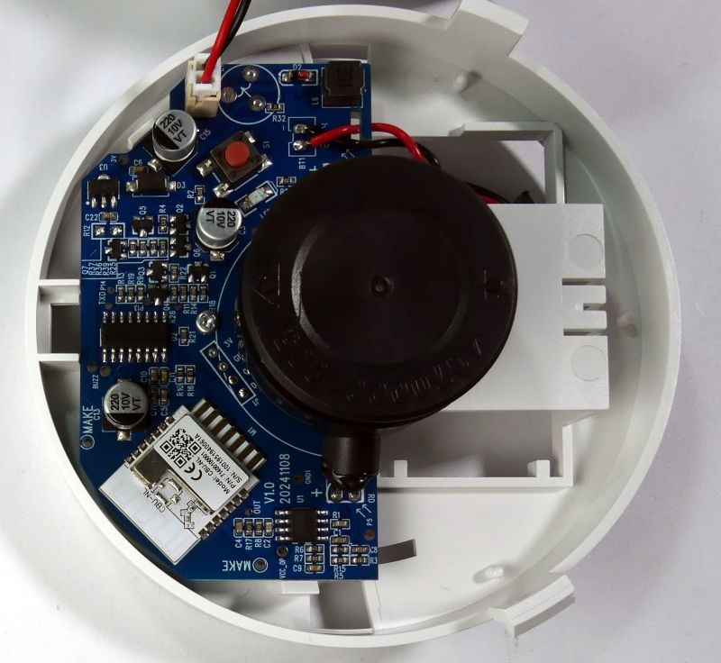 Układ elektroniczny wewnątrz obudowy czujnika dymu z głośnikiem i modułem Wi-Fi