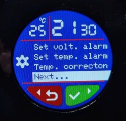 Okrągły wyświetlacz TFT z godziną 21:30, temperaturą 25°C i menu ustawień alarmów