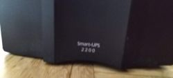[Sprzedam] Zasilacz awaryjny UPS APC 2200VA Smart-UPS z akumulatorami do wymiany, cena 550 zł