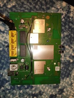 Płyta główna routera Huawei B525 z portami LAN, ekranami EMI i przewodami antenowymi