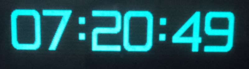 Zbliżenie na cyfry zegara VFD z godziną 07:20:49.