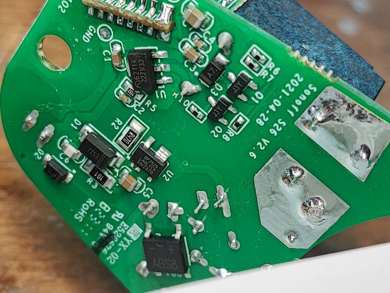 Zbliżenie na płytkę drukowaną Sonoff S26R2ZB z widocznymi komponentami elektronicznymi.