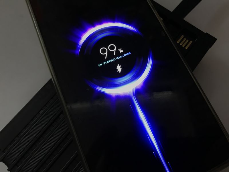Ekran smartfona pokazuje 99% naładowania w trybie „MI Turbo Charge”