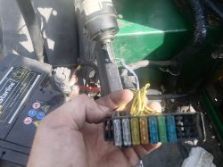 Minikoparka JCB 8015 - Spalanie bezpieczników podczas rozruchu i zanik zegara