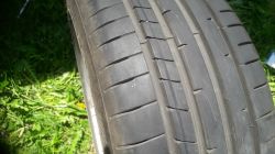 Dyskusja o strukturze bieżnika: Czy opona na załączonych zdjęciach jest wyżąbkowana?