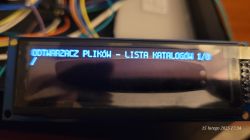LCD screen displaying the message ODTWARZACZ PLIKÓW - LISTA KATALOGÓW 1/0 with wires in the background.