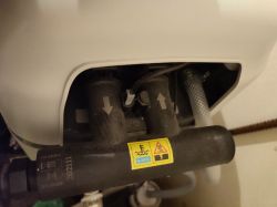 Elementy instalacji hydraulicznej z czujnikiem przepływu i ustawionym bypassem.