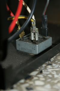 Dioda 6A10 w prostowniku 12V - Dlaczego nowa dioda pęka i się grzeje?