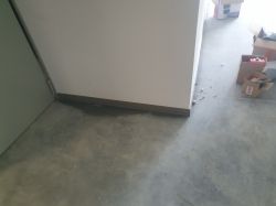 Wilgoć wokół obiektów na posadzce betonowej w hali z płyty warstwowej – przyczyny?