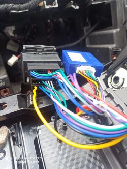 Opel Insignia - Podłączenie zielonej kostki wyświetlacza w radiu Tesla: porady i wskazówki