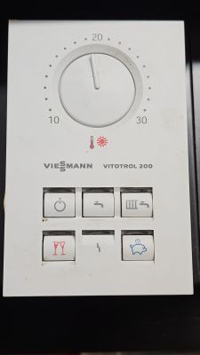Termostat Viessmann Vitotrol 200 z pokrętłem i sześcioma przyciskami.